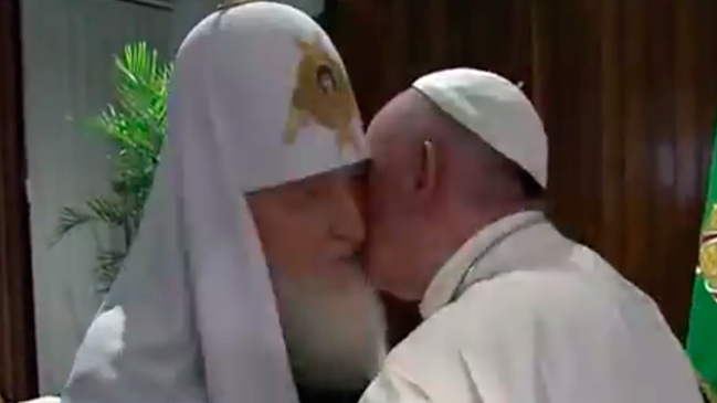 Papa Francisco y patriarca ruso Kiril se abrazaron en histórico encuentro