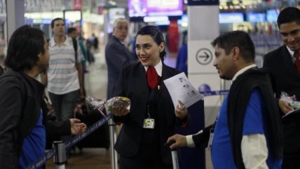   Regalan colaciones a funcionarios de LAN en protesta por restricción de la empresa 