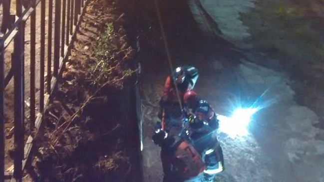 Mujer fue rescatada desde el lecho del río Mapocho
