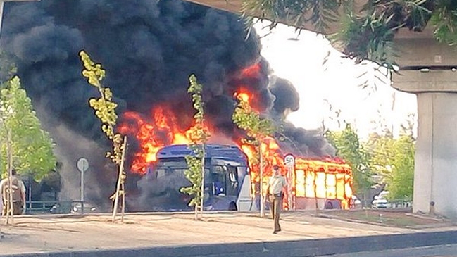 Gobierno se querellará este miércoles por ataque incendiario a bus del Transantiago