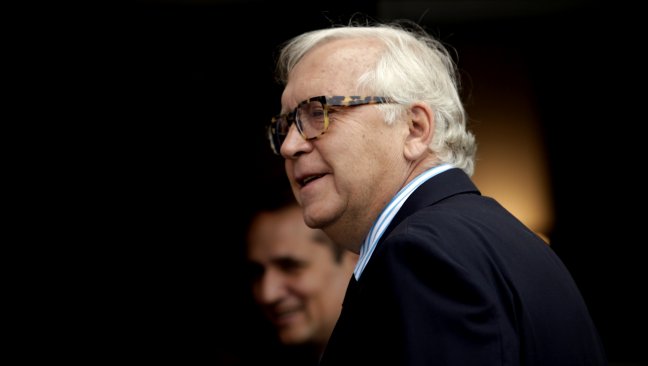 Ministro Burgos regresa abruptamente a La Moneda