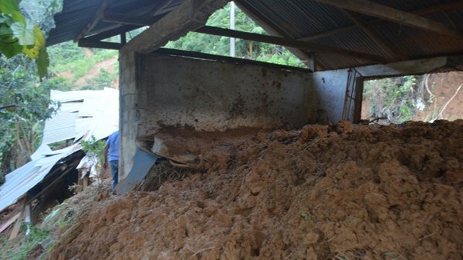 Deslizamiento de tierra dejó 25 heridos y 100 damnificados en Perú