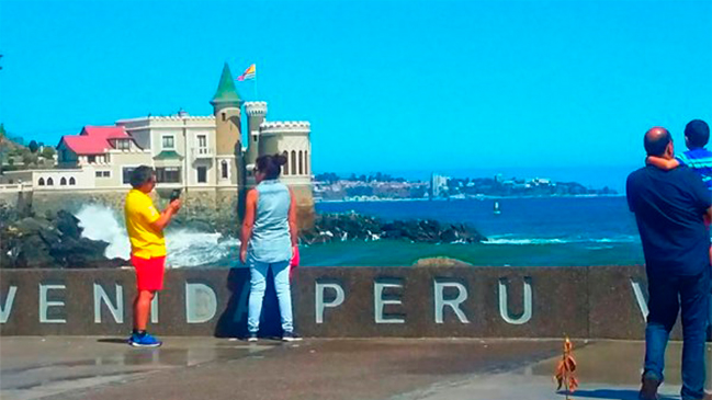 Marejadas y gala del festival amenazan con colapsar el tránsito en Viña del Mar