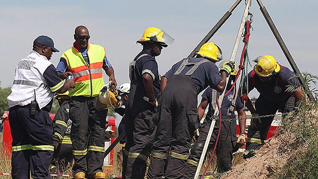 Tres mineros sudafricanos llevan dos semanas atrapados bajo tierra