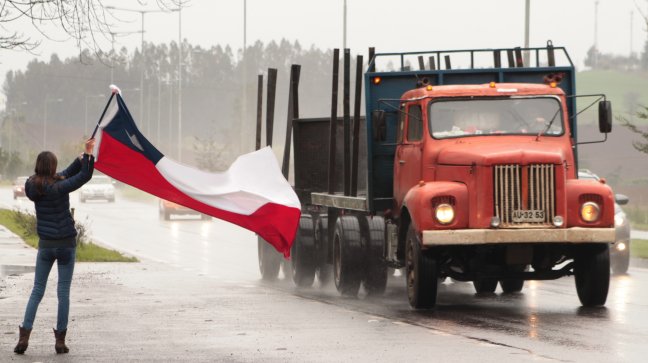 Camioneros se reunen con ministro Burgos ante amenazas de paralización