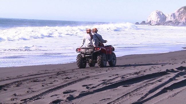 Fuerte oleaje complica búsqueda de menor arrastrada por el mar en Constitución