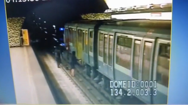 Carabineros detuvo a tres ciudadanos alemanes por rayar vagón del Metro