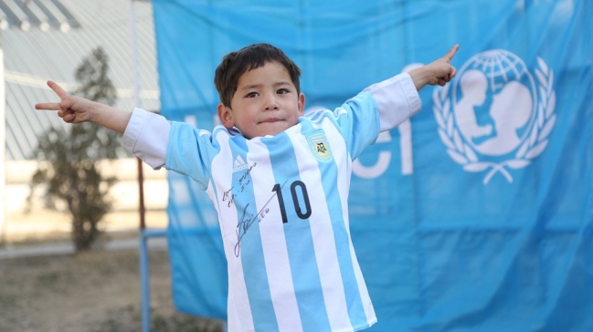 Niño afgano recibió camiseta autografiada por Lionel Messi