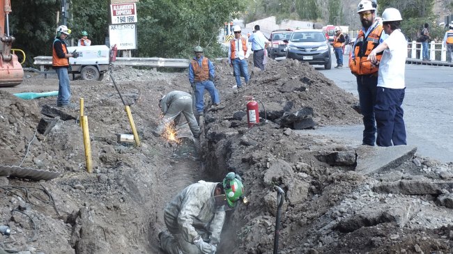 Comenzó reposición del servicio de agua potable en Los Andes tras derrame