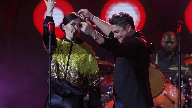 Alejandro Sanz defendió presentación de Javiera Mena: Lo hizo de maravilla