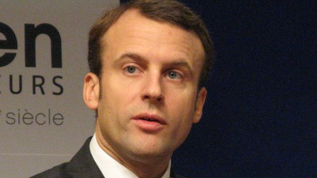 Francia: Estudiante fue detenida por acosar a ministro de Economía