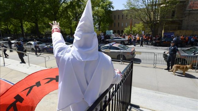 Cuatro heridos tras enfrentamientos entre miembros de Ku Klux Klan y manifestantes