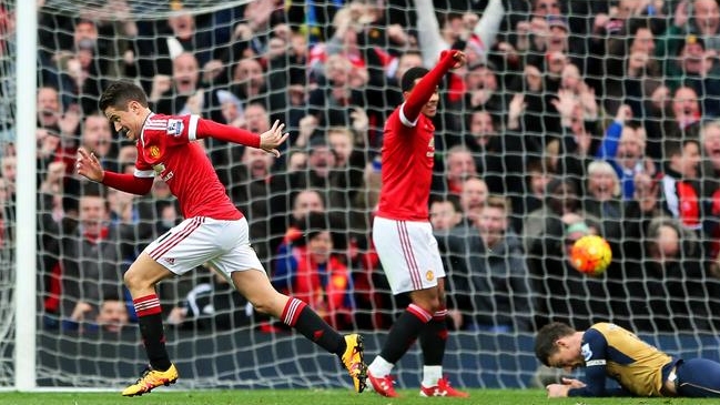 Arsenal de Alexis Sánchez se inclinó ante Manchester United en el clásico y cedió terreno en la liga inglesa