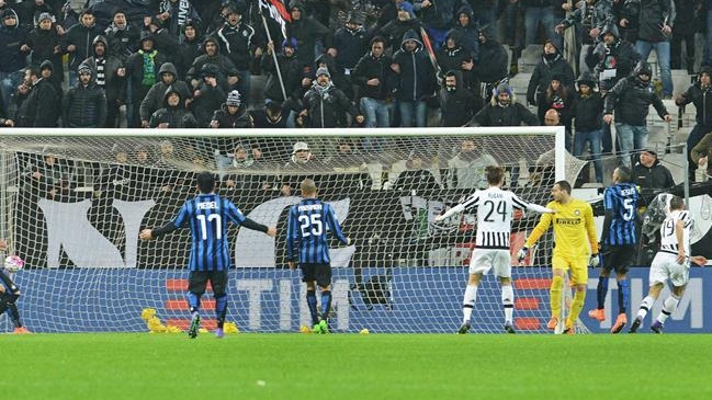 Gary Medel salió lesionado en derrota de Inter ante Juventus