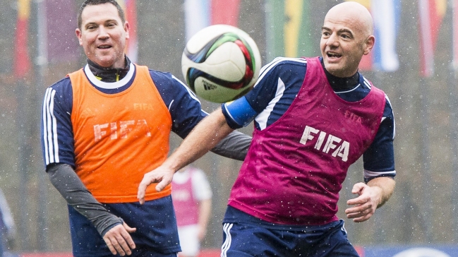 Infantino celebró con un partido junto jugadores que lo apoyaron