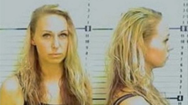 Mujer arriesga 25 años de cárcel tras reconocer que tuvo sexo con un adolescente