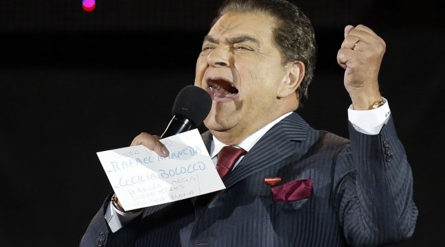 Don Francisco firmó contrato con Telemundo