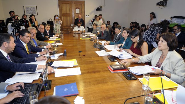 Comisión de Constitución de la Cámara aprobó despenalizar el aborto