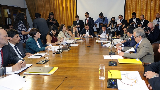 Comisión revisa indicaciones claves de proyecto para despenalizar el aborto