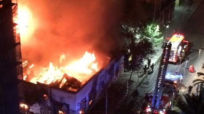 Incendio afectó a varios inmuebles en el centro de Santiago