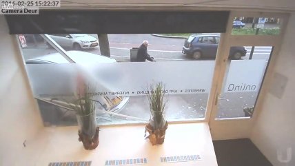   Un conductor con graves problemas para estacionarse 