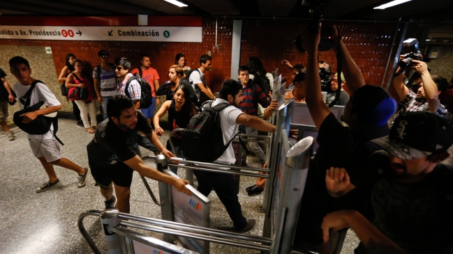 Usuarios llaman a marchar este viernes por alza en el Metro