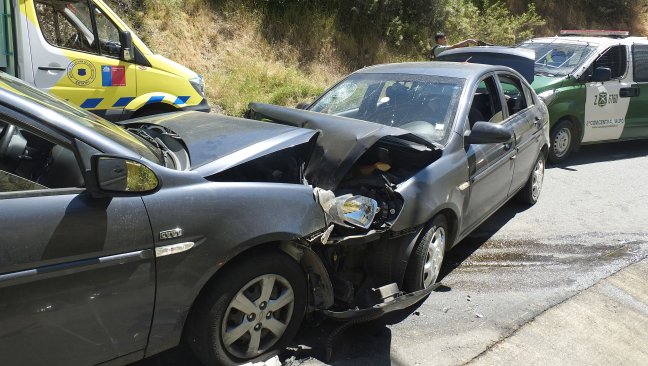 Conductor ebrio chocó a un vehículo y lesionó a dos carabineros