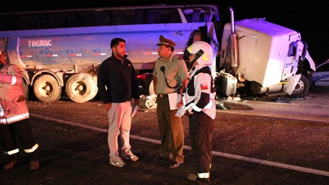 Un fallecido y siete heridos dejó choque entre camión y bus con destino a Arica