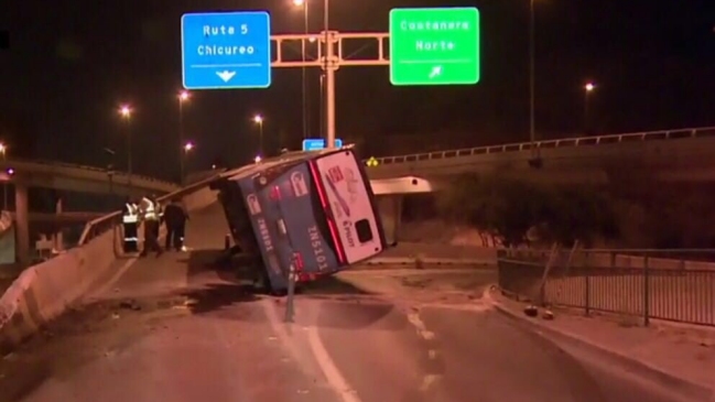 Bus del Transantiago volcó en la comuna de Vitacura