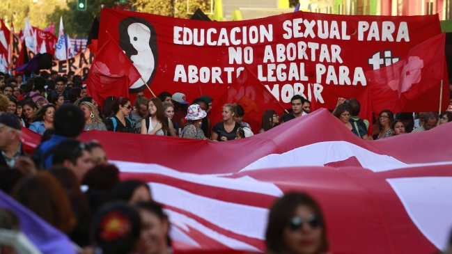 Multitudinaria marcha se desarrolla en Santiago por el Día Internacional de la Mujer