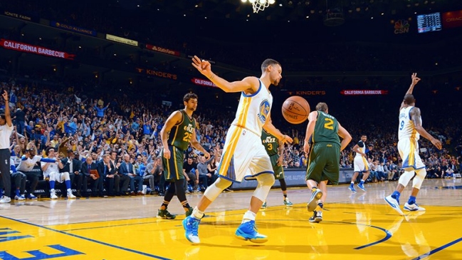 Golden State Warriors derribó a Utah Jazz y alcanzó 46 victorias seguidas como local