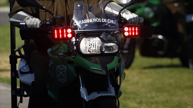 Funcionaria de Carabineros grave tras chocar contra bus durante persecución