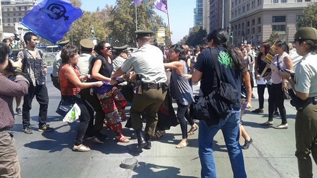 Mujer detenida en protesta contra femicidio denunció agresiones de Carabineros