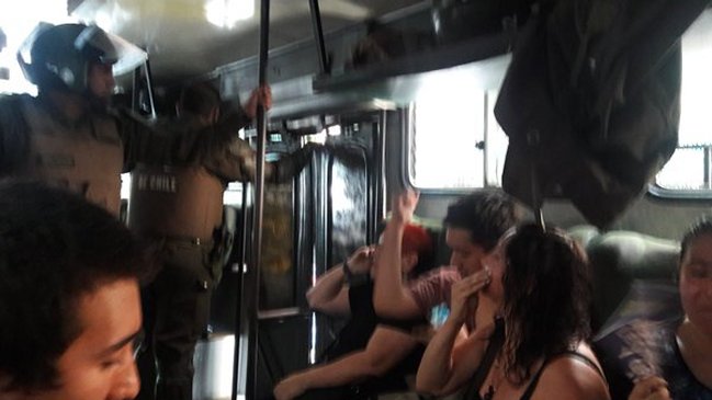 Sernam rechazó violencia en detención de mujeres en protesta contra femicidios