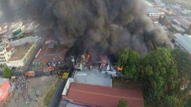 Caída de avioneta en pleno mercado de Bolivia dejó al menos seis muertos