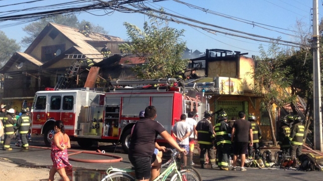 Bomberos controló un violento incendio en locales comerciales de Peñalolén