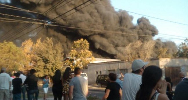 Incendio afecta a fábrica en Quinta Normal