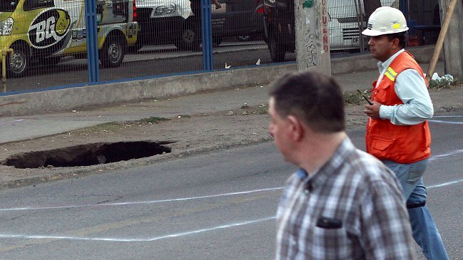 Trabajos del Metro provocan socavón de 28 metros de profundidad en Conchalí