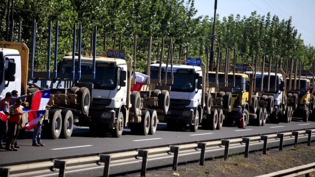 Trabajadores forestales protestan en las carreteras en rechazo a ataques en el sur