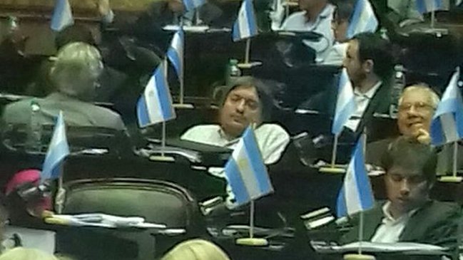 Máximo Kirchner se durmió en su primera sesión en el Congreso