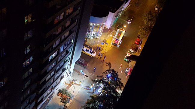 Persona cayó desde el quinto a un segundo piso de un edificio en Santiago