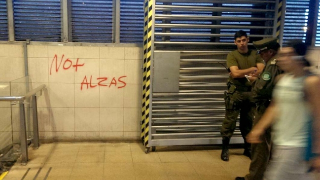 Usuarios rayaron estación de Metro Grecia en protesta por alza del pasaje