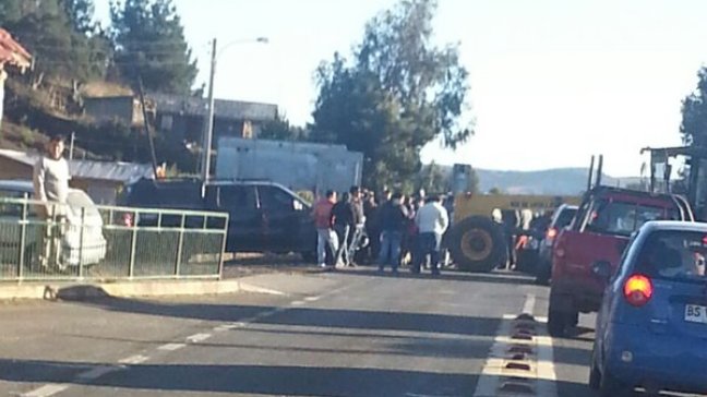 Comuneros mapuche bloquearon Ruta P-70 en protesta por detención