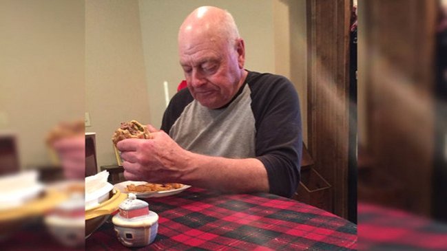 Historia de abuelo abandonado por sus nietos en su cumpleaños impacta en internet