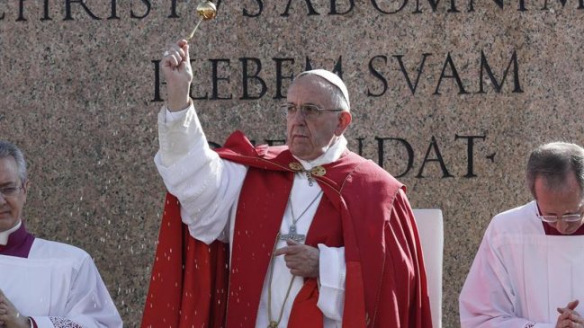 El papa pidió asumir compromisos con los refugiados en inicio de Semana Santa