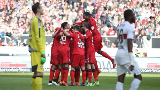 Bayer Leverkusen de Charles Aránguiz superó como visita a Stuttgart en la Bundesliga alemana