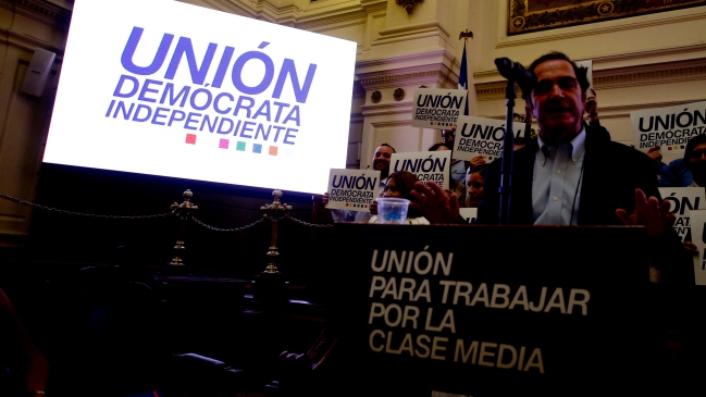 Movilh hizo ver similitud de nuevo logo de la UDI con su bandera