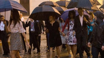   Obama y su familia pasearon bajo la lluvia por La Habana Vieja 
