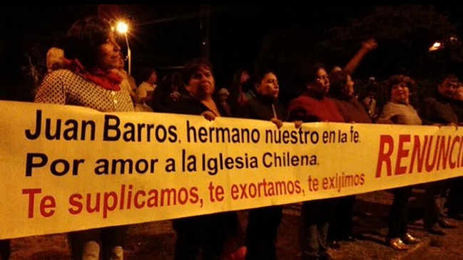 Laicos protestaron frente a la residencia de Barros a un año que asumiera como obispo