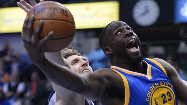 Los Warriors sumaron agónica victoria y siguen camino al récord